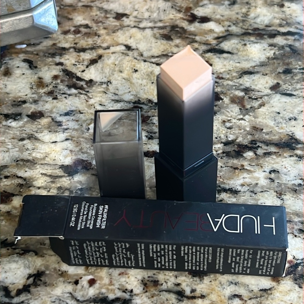 ⚡️🐣HUDA BEAUTY Milkshake 100B FauxFilter Foundation Stick
